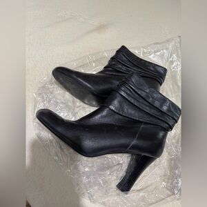 Ladies Nine West Black Leather Booties 9M